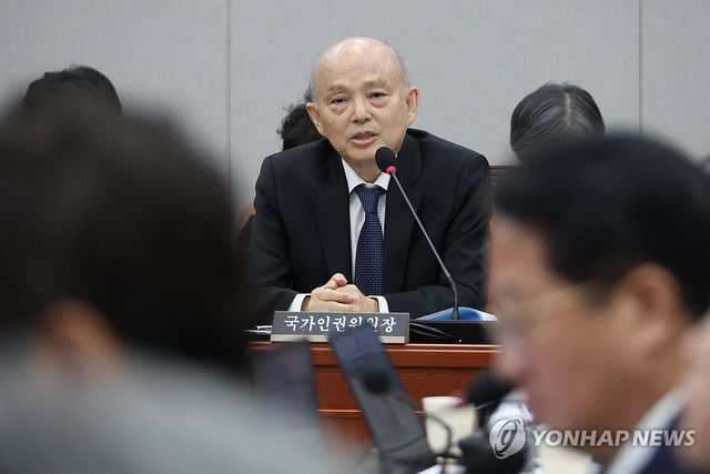 계엄 관련 질의에 답하는 안창호 인권위원장