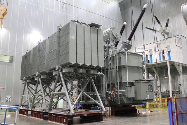 출하 전 최종 시험 중인 변압기