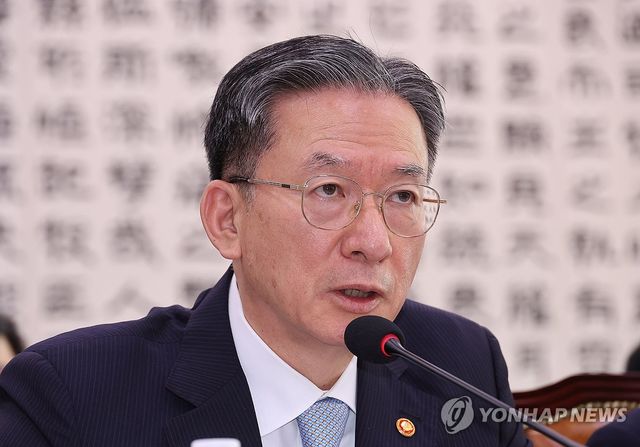 답변하는 정성호 법무부 장관