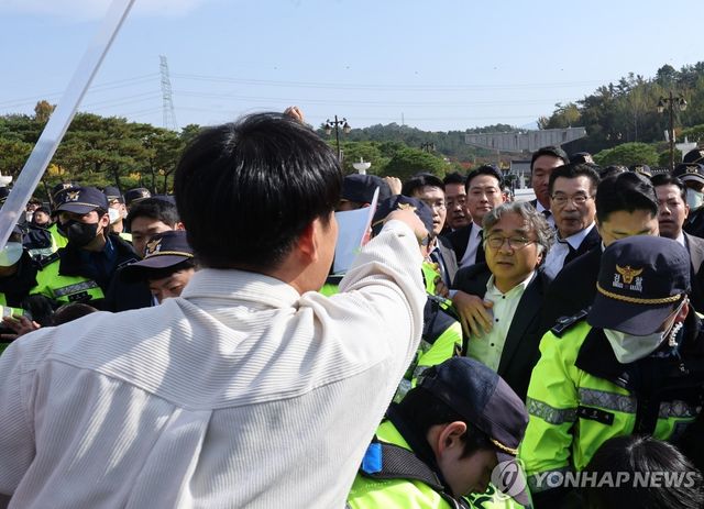 항의받는 장동혁 대표
