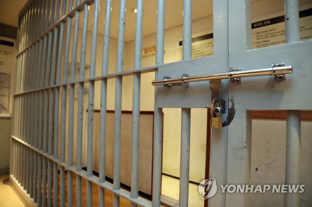 경찰서 유치장. 위 사진은 해당 기사와 직접적인 관련이 없습니다.