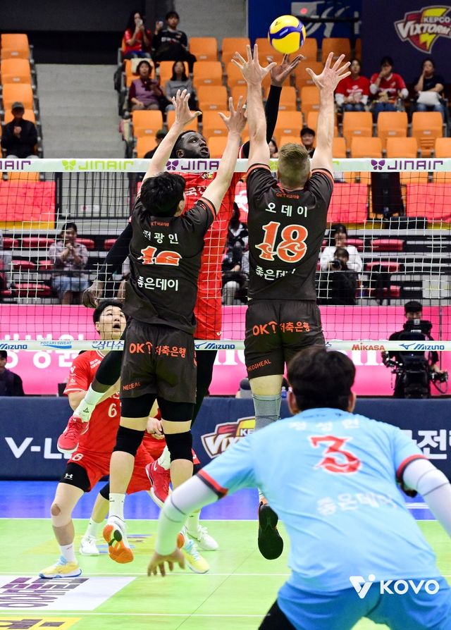 상대 블로킹을 돌파해 공격하는 베논