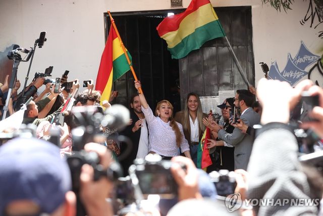 6일(현지시간) 석방된 자니네 아녜스 전 볼리비아 임시 대통령(가운데)