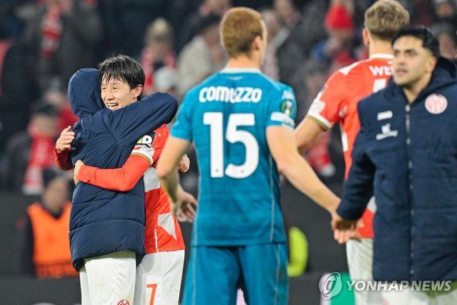 역전승을 확정하고 동료와 포옹하는 이재성