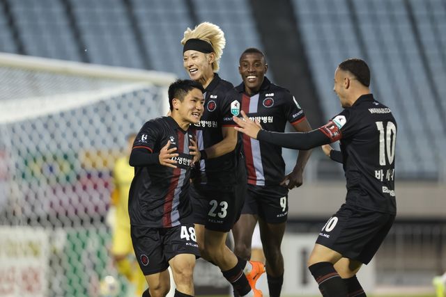 기뻐하는 부천 선수단