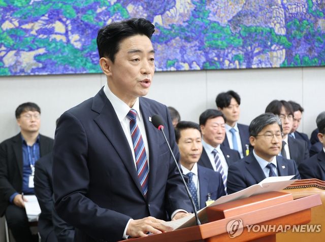 업무 보고하는 강훈식 비서실장