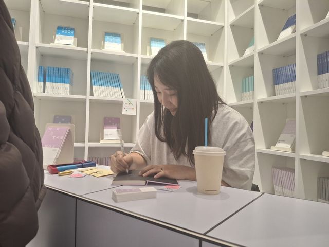 독자에게 사인해주는 예소연 작가