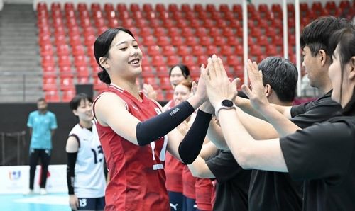 하이파이브 하는 U-16 여자배구 대표팀의 손서연(17번)