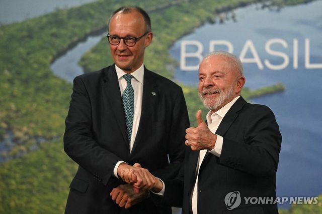 7일(현지시간) 악수하는 메르츠 독일 총리(왼쪽)와 룰라 브라질 대통령