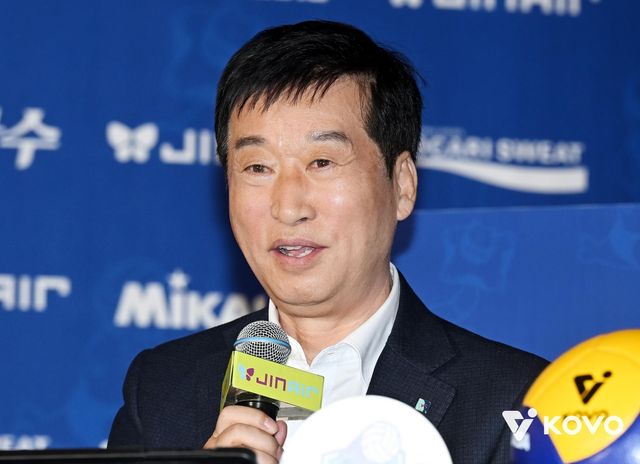 인터뷰하는 김호철 IBK기업은행 감독