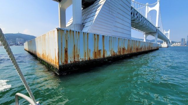 부산 광안대교 임시구조물 철거 안 되고 녹슨 채 방치