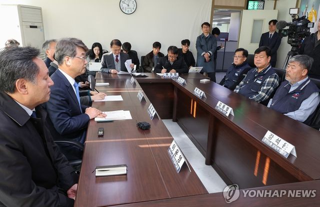 간담회 하는 김지형 신임 경사노위원장-김동명 한국노총 위원장