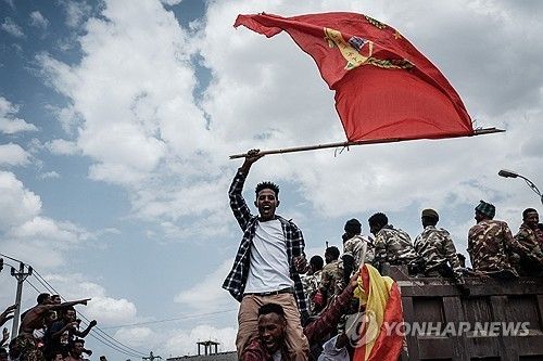 반군 티그라이인민해방전선(TPLF) 깃발 흔드는 남성
