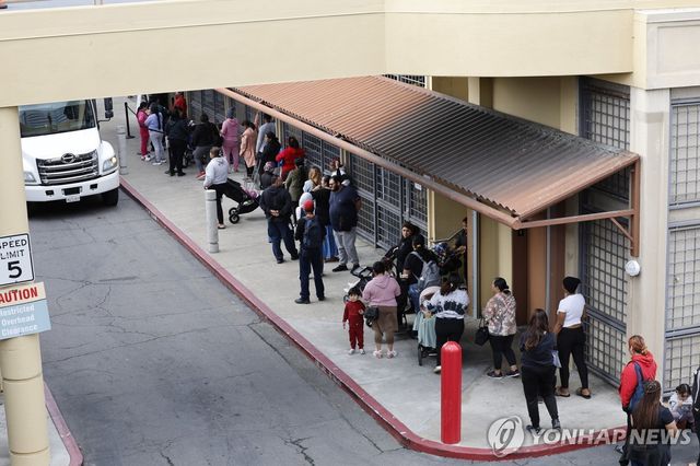 SNAP 지원 중단에 푸드뱅크 줄선 미국 저소득층