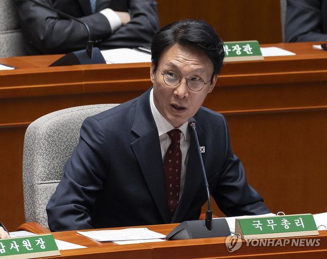 의원 질의에 답하는 김민석 국무총리