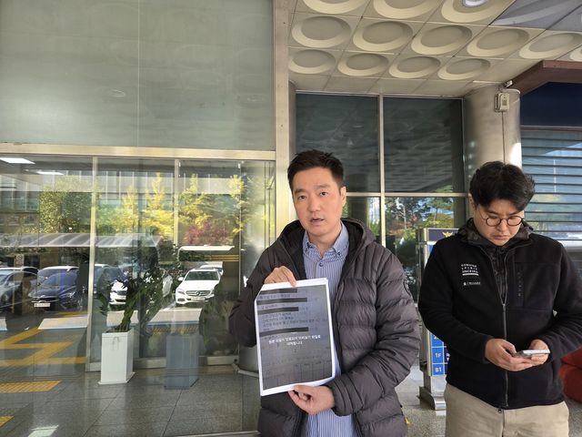 7일 오후 서울 영등포경찰서에 고발인 조사 받으러 온 보수 성향 유튜브 채널 가로세로연구소 운영자 김세의씨 [촬영 윤민혁 수습기자]