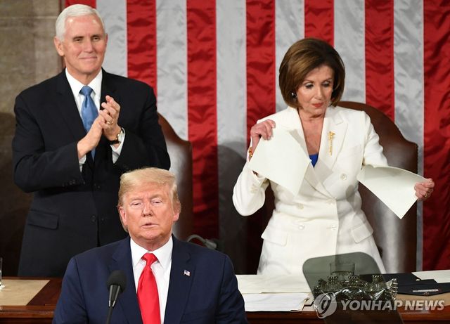2020년 2월 4일 미국 워싱턴DC 연방의회 의사당에서 열린 도널드 트럼프 대통령 국정연설 직후 당시 하원의장이었던 낸시 펠로시 의원(오른쪽)이 연설문을 찢는 모습.[AFP=연합뉴스. 재판매 및 DB 금지]