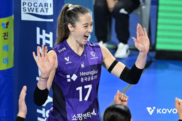 하이파이브 하는 흥국생명의 레베카 라셈