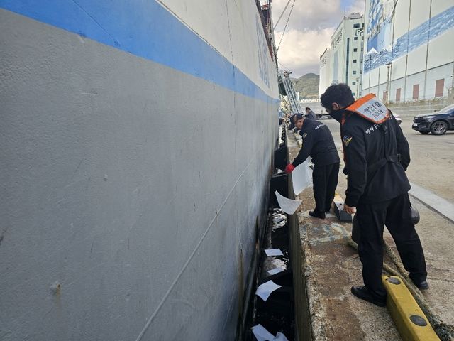 방제 조치하는 해경