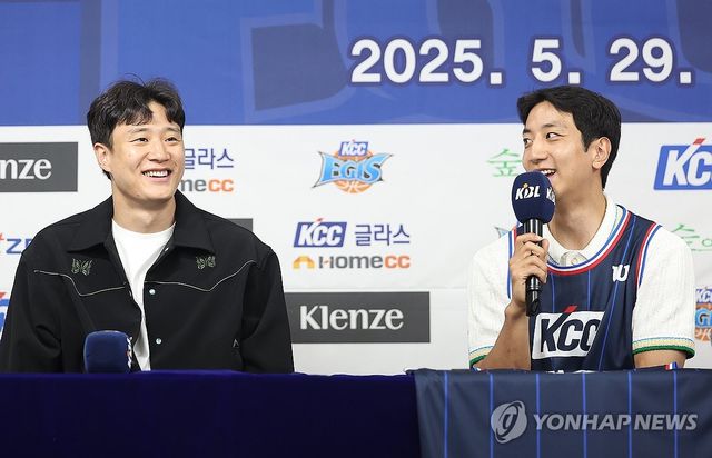 취재진 질문에 답하는 허훈