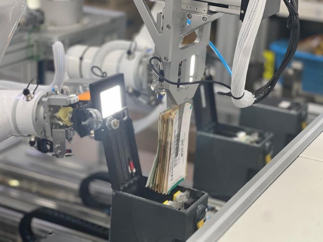 현금 상자에서 지폐 추출하는 모습