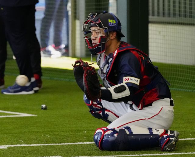 피치컴을 차고 공을 받는 일본 대표팀 포수 사카모토