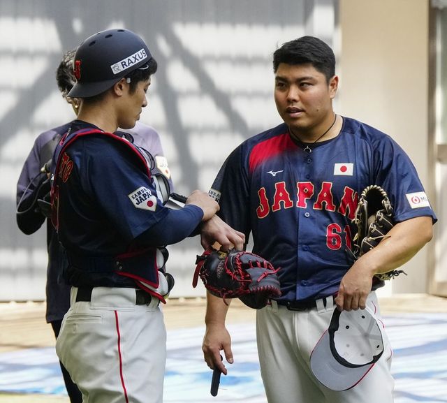 피치컴에 관해 대화하는 일본 대표팀 포수 사카모토(왼쪽)와 투수 다이라 
