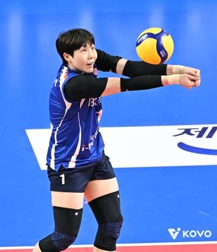 리시브하는 IBK기업은행의 이소영