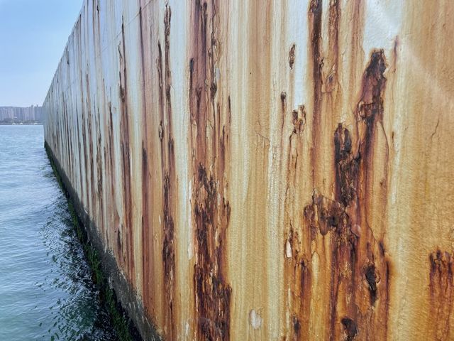 부산 광안대교 임시구조물 철거 안 되고 녹슨 채 방치