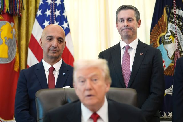 노보 노디스크(왼쪽)·일라이 일리 최고경영자들과 함께 비만치료제 가격 인하 발표하는 도널드 트럼프 미국 대통령[AP 연합뉴스] 