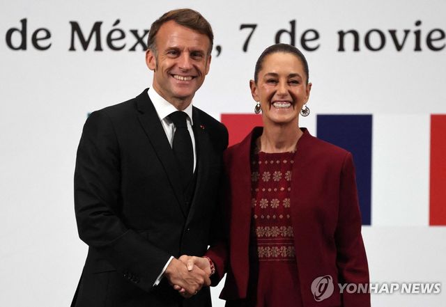 7일(현지시간) 악수하는 마크롱 프랑스 대통령(왼쪽)과 셰인바움 멕시코 대통령