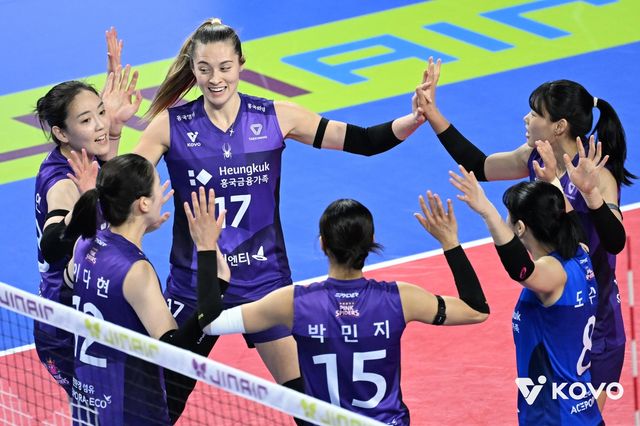 득점 후 기뻐하는 흥국생명 선수들