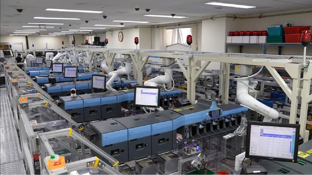 로봇시스템이 지폐를 계수·입력·분류하는 모습