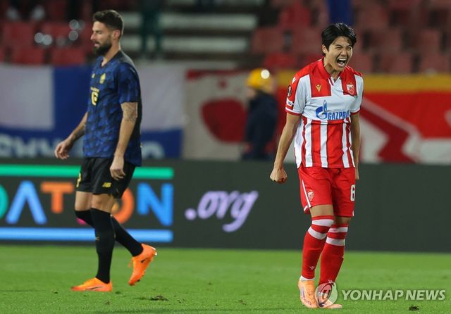 승리를 기뻐하는 즈베즈다의 수비수 설영우