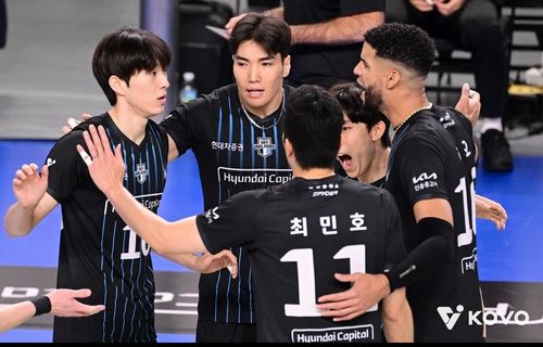 득점 후 기뻐하는 현대캐피탈 선수들