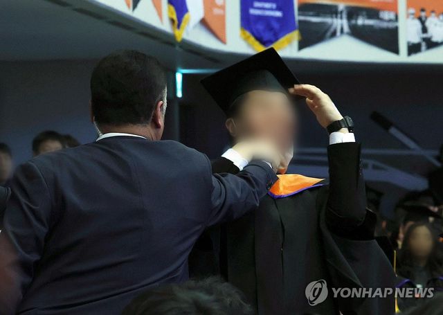 대통령 축사 도중 항의하다 제지 당하는 졸업생