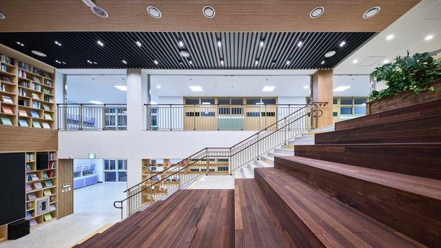 경남항공고등학교 본관동 내부