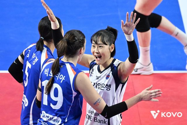 흥국생명전서 여자부 최초 600경기 출전 기록을 작성한 기업은행의 임명옥(중앙)