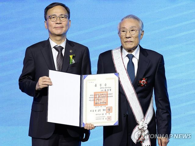 소설가 황석영 금관 문화훈장 영예