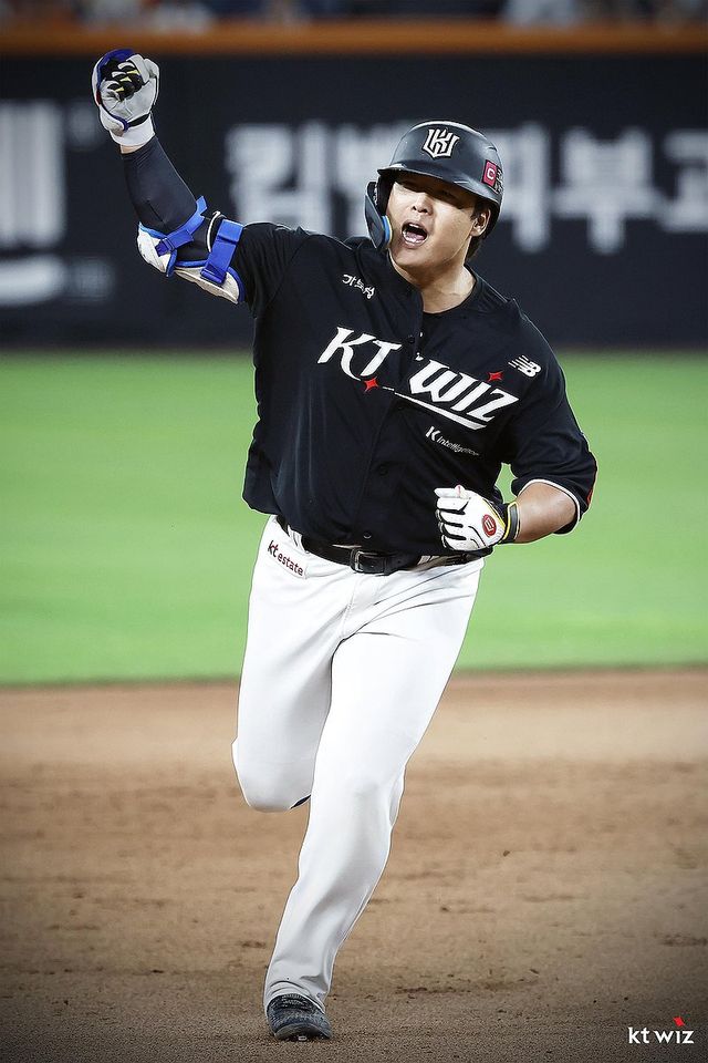 '강백호 9회 역전 2점포' kt, 한화에 짜릿한 5-4 승리