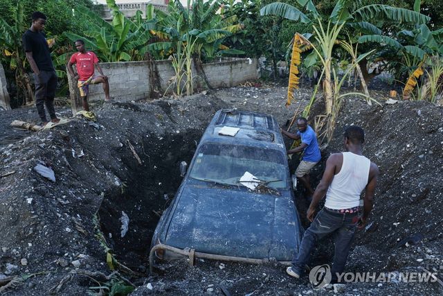 6일(현지시간) 허리케인 '멀리사' 피해 복구하는 아이티 주민