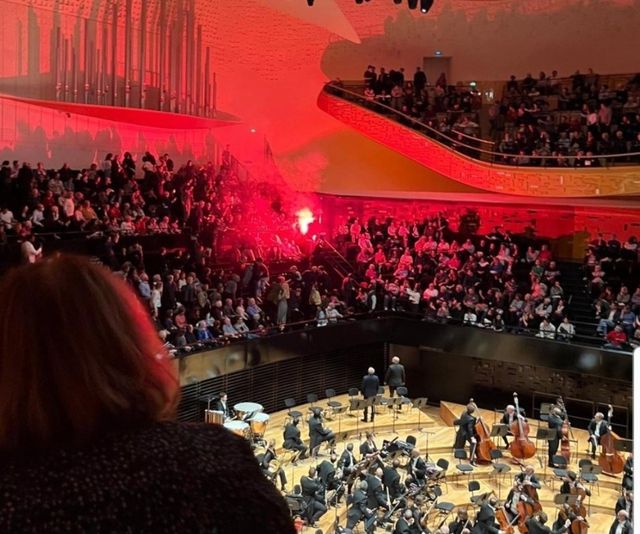 이스라엘 필하모닉 공연장서 연막탄 피운 친팔레스타인 활동가들