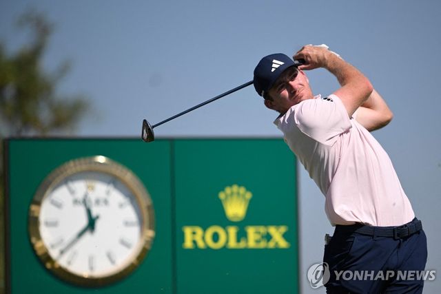 티샷 날리는 던랩