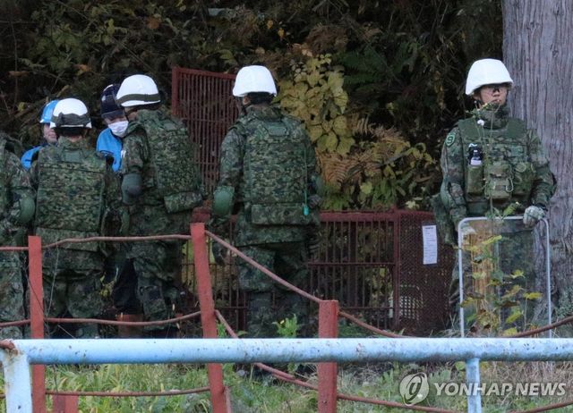 곰 퇴치 활동 펼쳐는 자위대 대원들
