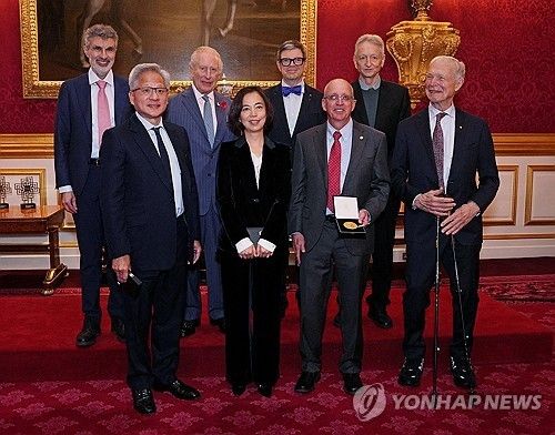 올해 '엘리자베스 여왕 공학상' 수상자들과 찰스 3세 영국 국왕