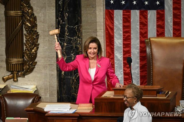 2023년 1월 3일 미국 워싱턴DC 연방의회 의사당에서 당시 하원의장이었던 낸시 펠로시 의원이 제117대 의회를 폐회한 뒤 의사봉을 들고 있다. [AFP=연합뉴스. 재판매 및 DB 금지]