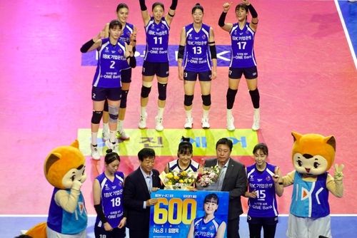 임명옥(중앙)의 600경기 출전 기념 촬영