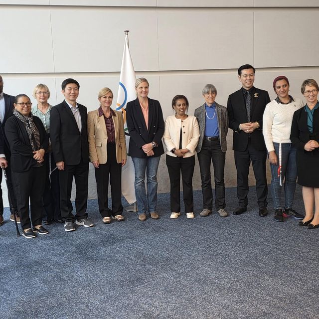 코번트리 IOC 위원장(중앙), 인권자문위원들과 함께한 유승민 회장(왼쪽에서 3번째)