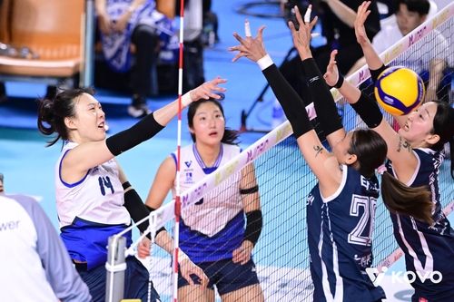 공격하는 현대건설의 양효진(왼쪽 14번)