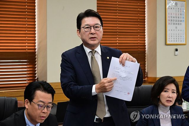 반발하는 신동욱 의원